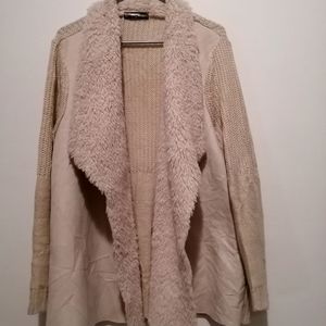 Belle c'est en fausse fourrure. Parfaite pour les températures froides.